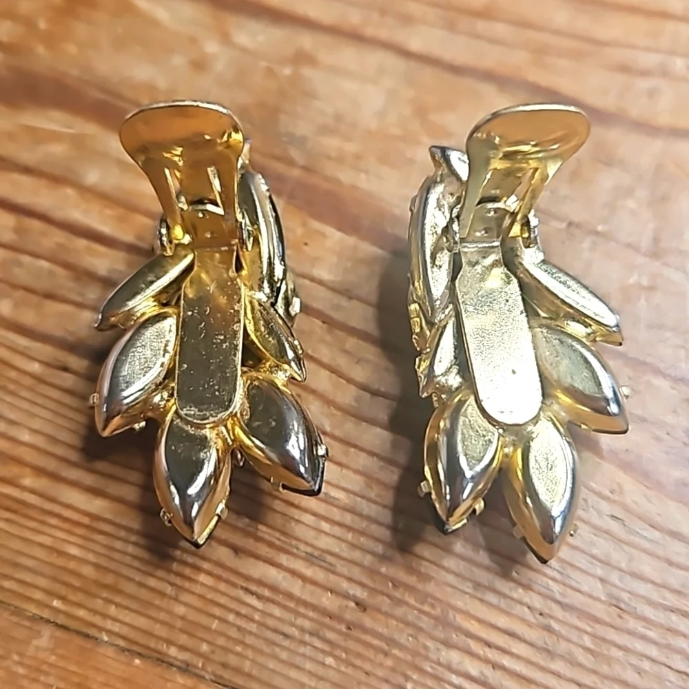 Vintage Goldtone Black, Green & Red Rhinestone Clip On Earrings - Picture 6 of 7